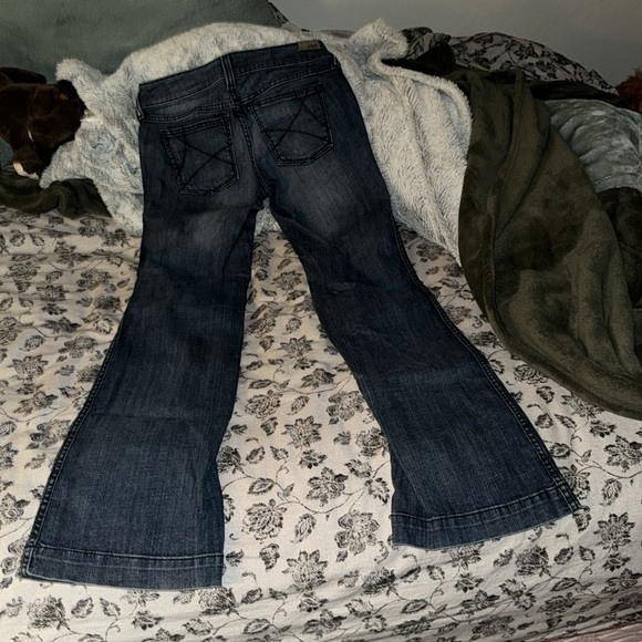 Ariat 27L low rise jeans. Flare leg. - Picture 10 of 11
